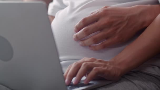 Jonge Aziatische Zwangere Paar Met Behulp Van Laptop Zoeken Zwangerschap — Stockvideo