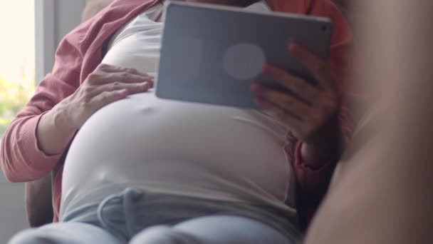 Ung Asiatisk Gravid Kvinna Som Använder Tablettsökning Graviditetsinformation Mamma Känner — Stockvideo