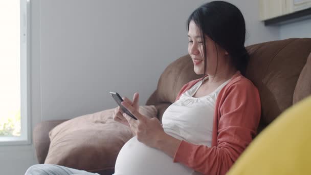 Jovem Mulher Grávida Asiática Usando Telefone Celular Busca Informações Gravidez — Vídeo de Stock