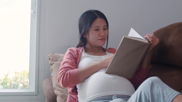 Joven Mujer Embarazada Asiática Leer Libro Para Bebé Vientre Mamá — Vídeo de stock