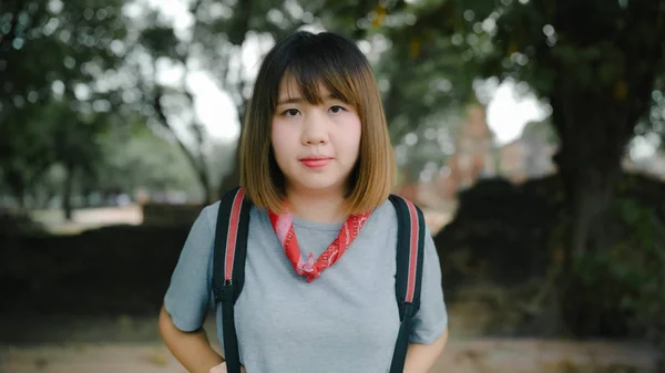 Matkustaja Aasian nainen onnellinen hymyillen kameran loma matka Ayutthaya, Thaimaa, reppumatkailija nainen nauttia matkansa hämmästyttävä maamerkki perinteisessä kaupungissa. Lifestyle matka loma käsite — kuvapankkivalokuva