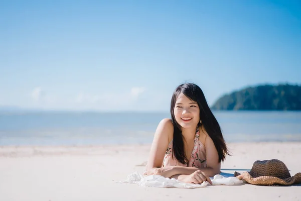 Schöne junge asiatische Frau am Strand liegen glücklich entspannen in der Nähe des Meeres. Lifestyle-Frauen reisen am Strand. — Stockfoto