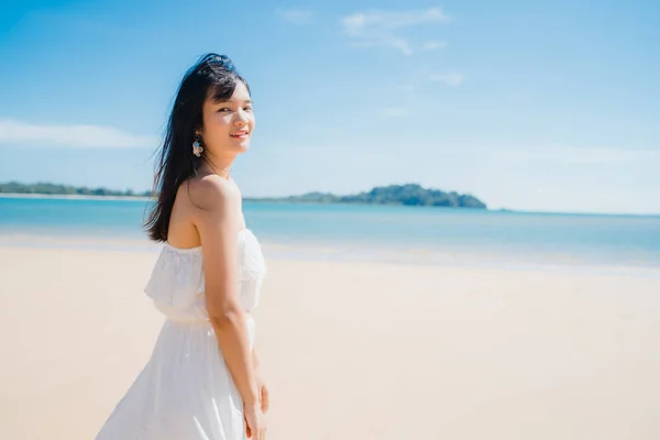 Bella giovane donna asiatica felice relax passeggiando sulla spiaggia vicino al mare. Stile di vita le donne viaggiano sul concetto di spiaggia . — Foto Stock