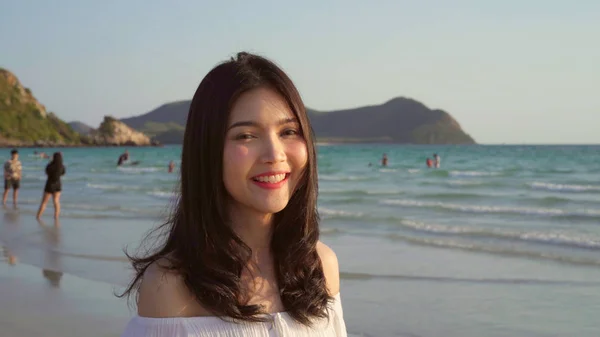 Junge asiatische Frau am Strand. schöne weibliche glücklich entspannen Spaziergänge am Strand in der Nähe des Meeres bei Sonnenuntergang am Abend. Lifestyle-Frauen reisen am Strand. — Stockfoto