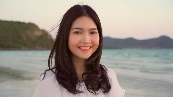 Nuori aasialainen nainen onnellinen rannalla, kaunis nainen onnellinen rentoutua hymyillen hauskaa rannalla lähellä merta, kun auringonlasku illalla. Elämäntapa naiset matkustavat rannalla käsite . — kuvapankkivalokuva