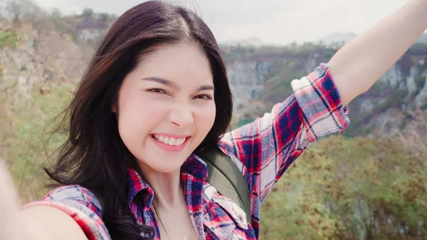 Asian Backpacker kobieta selfie na szczycie góry, młoda kobieta szczęśliwy za pomocą telefonu komórkowego biorąc selfie cieszyć wakacje na przygodę wędrówki. Koncepcja podróżowania i relaksu kobiet Lifestyle. — Zdjęcie stockowe