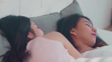 Asyalı Lezbiyen lgbtq kadın çift evde uyanmak. Genç Asya sevgilisi kadın mutlu sabah kavramı evde yatak odasında yatakta yatarken yatakta tüm gece uyuduktan sonra birlikte dinlenmek.