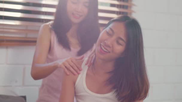 アジアのレズビアンLgbtq女性カップルは 自宅でお互いをマッサージします 若いアジアの恋人女性ハッピーは 朝のコンセプトで自宅の寝室で一緒にリラックスしてリラックス — ストック動画
