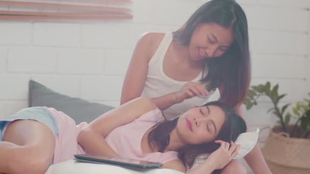 Asiática Lesbianas Lgbtq Mujeres Pareja Beso Abrazo Cama Casa Joven — Vídeo de stock