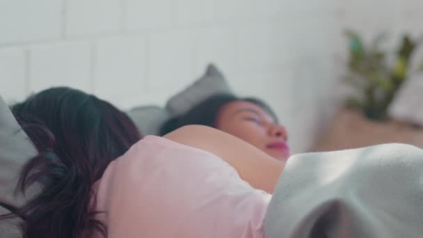 Asiatico Lesbica Lgbtq Donne Coppia Svegliarsi Casa Giovane Asia Amante — Video Stock