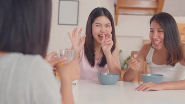 Donne Asiatiche Fanno Colazione Casa Gruppo Giovani Amiche Asiatiche Sentono — Video Stock