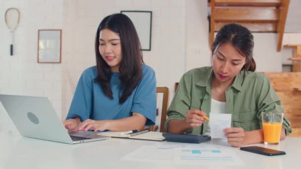 ビジネスアジアレズビアンLgbtq女性カップルは 自宅でアカウントを行う 若いアジアの女の子は 電卓レコード予算 キッチンの概念で働くラップトップ上の財務文書を使用して — ストック動画