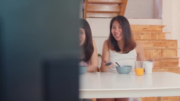 Asiatique Lesbienne Lgbtq Femmes Couple Prendre Petit Déjeuner Maison Les — Video