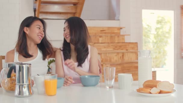 Азиатская Лесбиянка Lgbtq Влияют Женщины Пара Vlog Дома Молодые Азиатские — стоковое видео