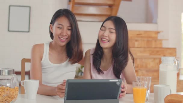 Asiático Lesbianas Lgbtq Influencer Mujeres Pareja Vlog Casa Jóvenes Amantes — Vídeo de stock