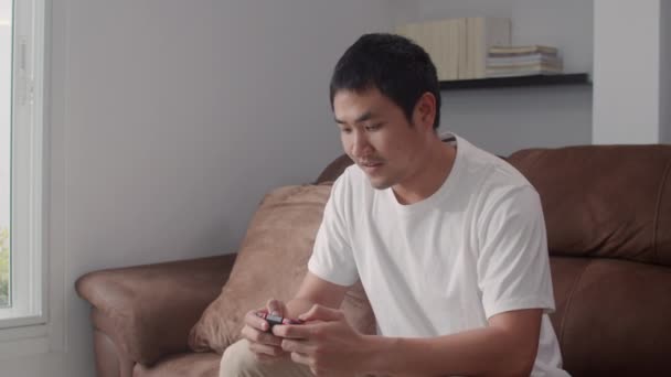 Joven Hombre Asiático Usando Joystick Jugando Videojuegos Televisión Sala Estar — Vídeo de stock