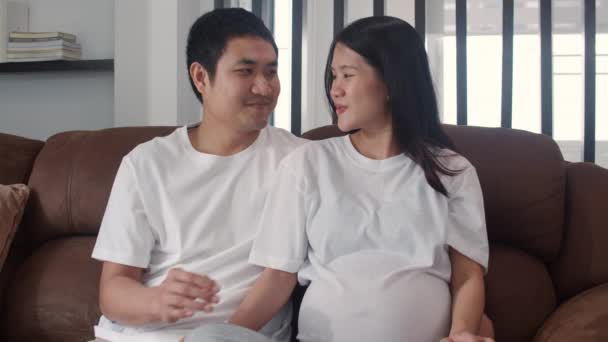 Jeune Asiatique Couple Enceinte Faisant Signe Coeur Tenant Ventre Maman — Video