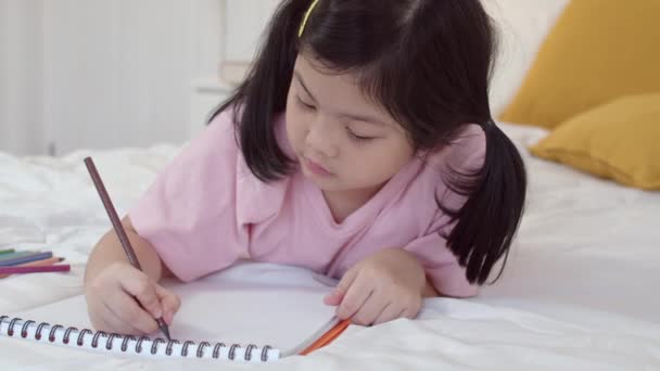 Joven Chica Asiática Dibujo Casa Asia Japonés Mujer Niño Relajarse — Vídeo de stock