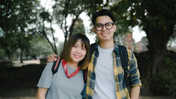 Voyageur couple asiatique heureux sourire à la caméra voyage de vacances en Thaïlande, couple doux routard profiter de leur voyage à un point de repère incroyable dans la ville traditionnelle. Portrait regardant la caméra . — Photo