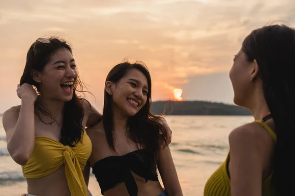 Grupa azjatyckich kobiet rozmawiając razem cieszyć zabawny moment na plaży, piękna kobieta relaks na plaży w pobliżu morza, gdy zachód słońca wieczorem. Kobieta podróży na plaży w koncepcji lato. — Zdjęcie stockowe
