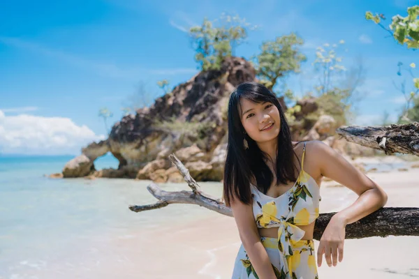 Красива молода Азіатська жінка щаслива релакс прогулянки на пляжі біля моря. Спосіб життя жінки подорож на пляжі концепція. — стокове фото