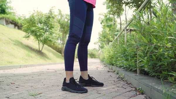 Saudável bela jovem atleta asiático mulheres em esportes roupas pernas aquecendo e esticando os braços para pronto para correr na rua no parque urbano da cidade. Estilo de vida mulheres ativas exercício no conceito de cidade . — Fotografia de Stock