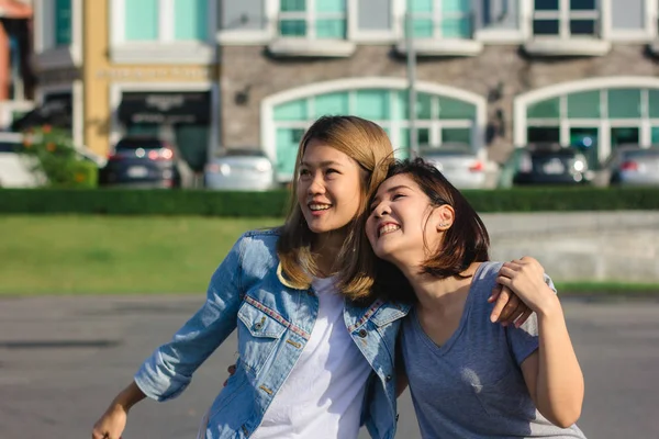 Grupo de mujeres asiáticas jóvenes caminando en un mercado al aire libre en la ciudad urbana, alegre hermosa mujer sintiéndose felices viajando juntos. Estilo de vida mujeres viajan vacaciones juntos concepto . —  Fotos de Stock