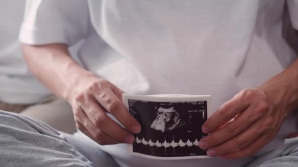 Jong Aziatisch Zwanger Paar Tonen Kijken Ultrasone Foto Baby Buik — Stockvideo