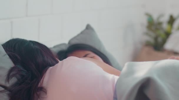 アジアのレズビアンLgbtq女性カップルは自宅で目を覚ます 若いアジアの恋人の女性は 朝のコンセプトで自宅の寝室でベッドに横たわっている間 一晩中ベッドで寝た後に一緒にリラックスリラックス — ストック動画