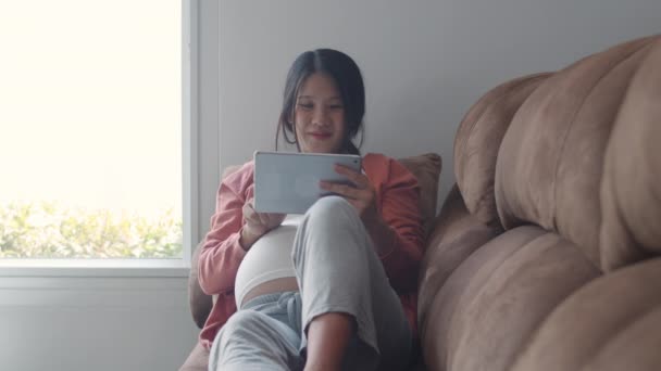 Jeune Femme Enceinte Asiatique Aide Recherche Tablette Informations Grossesse Maman — Video