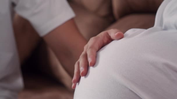 Νέος Ασίας Έγκυος Ζευγάρι Άνθρωπος Φιλιά Γυναίκα Του Κοιλιά Μιλάει — Αρχείο Βίντεο