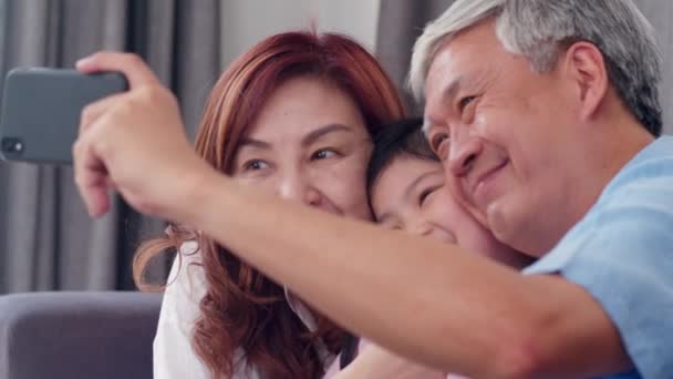 Asiatiska Morföräldrar Selfie Med Barnbarn Hemma Senior Kinesiska Morfar Och — Stockvideo