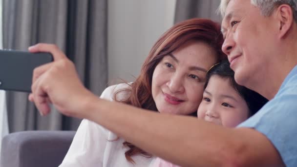 Asian Dziadkowie Selfie Wnuczką Domu Starszy Chiński Dziadek Babcia Szczęśliwy — Wideo stockowe