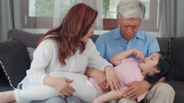 Les Grands Parents Asiatiques Parlent Avec Leur Petite Fille Maison — Video