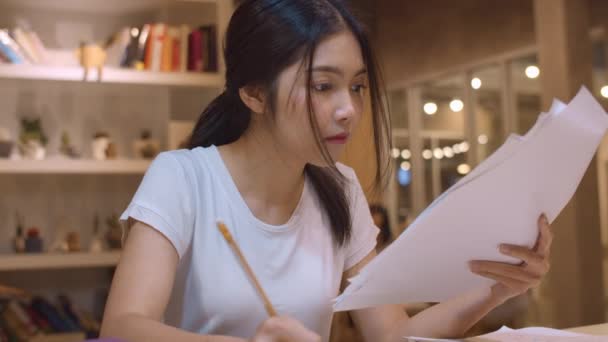 Estudante Asiático Mulheres Lendo Livros Biblioteca Universidade Menina Graduação Jovem — Vídeo de Stock