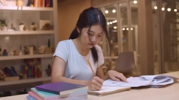 Asyalı Öğrenci Kadınlar Üniversitede Kütüphanede Kitap Okuyor Genç Lisans Kız — Stok video