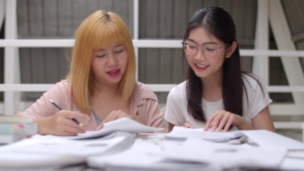Mulheres Estudantes Asiáticas Fazem Projeto Biblioteca Universidade Grupo Jovens Amigos — Vídeo de Stock