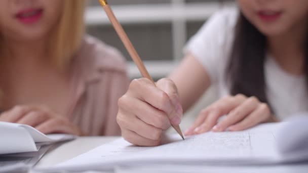 Asijské Studentky Knihovně Univerzitě Skupina Mladých Přátel Kteří Hledají Knížky — Stock video