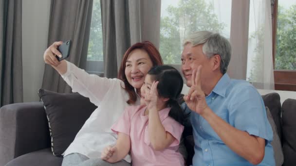 Aziatische Grootouders Selfie Met Kleindochter Thuis Senior Chinees Opa Oma — Stockvideo