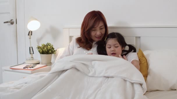 Asiatique Grand Mère Utilisant Tablette Lire Des Contes Fées Petite — Video