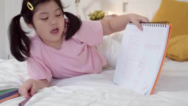 Joven Chica Asiática Dibujo Casa Asia Japonés Mujer Niño Relajarse — Vídeo de stock