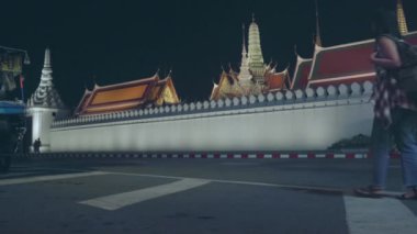 Backpacker Asya kadın Bangkok, Tayland seyahat. Genç turist kız Grand Palace yakınındaki cadde boyunca yürür, yolculuk tatil seyahat konsepti tadını çıkarırken gece açık görünüm şehir ışık.