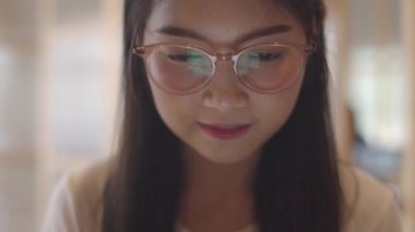 Ofiste cep telefonu kullanan serbest Asyalı kadınlar. Genç Japon Asya Kız işyeri kavramı masada internet üzerinden sosyal medya kontrol akıllı telefon kullanarak. Yavaş çekim ve Çekimi kapat.