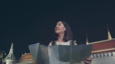Backpacker Asya kadın Bangkok, Tayland seyahat. Genç Asyalı turist kız yolculuk tatil seyahat konsepti zevk sokakta yürürken gece yön yerleri için haritalar arıyor.