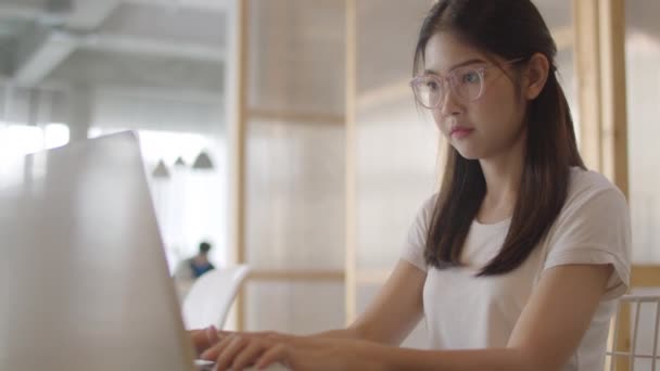 Frilansande Asiatiska Kvinnor Som Arbetar Laptop Kontoret Unga Asien Business — Stockvideo