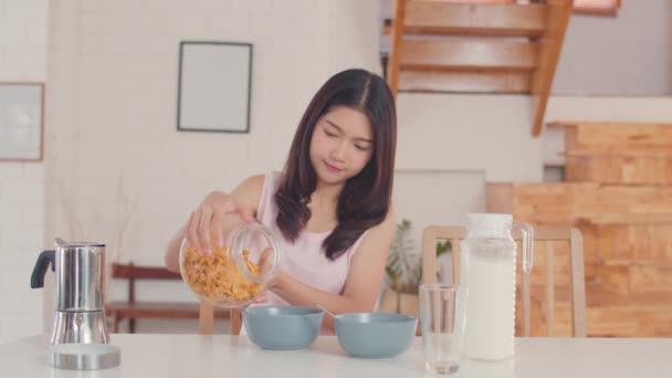 아시아 레즈비언 Lgbtq 부부는 집에서 식사를 아시아 행복한 콘플레이크 시리얼과 — 비디오