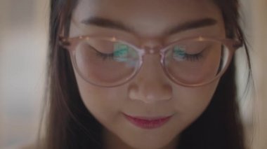 Ofiste cep telefonu kullanan serbest Asyalı kadınlar. Genç Japon Asya Kız işyeri kavramı masada internet üzerinden sosyal medya kontrol akıllı telefon kullanarak. Yavaş çekim ve Çekimi kapat.