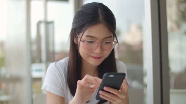 Позаштатний Азіатські Жінки Допомогою Мобільного Телефону Кафе Молода Дівчина Азії — стокове відео