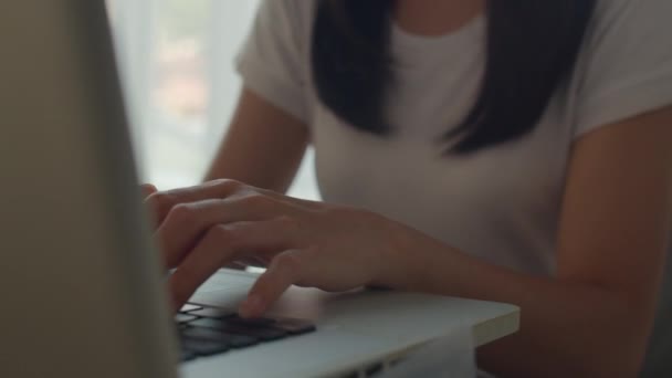 Mujeres Asiáticas Independientes Trabajando Ordenador Portátil Oficina Joven Negocio Asia — Vídeo de stock