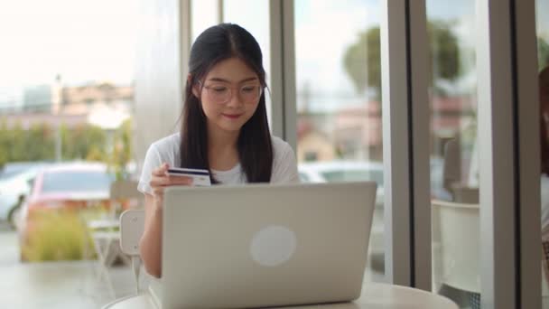 Freelance Asian Women Online Shopping Coffee Shop Young Asia Girl — Stock Video
